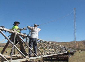 Kununurra02_Merv_Steve_tensioning_guy_wires_lr